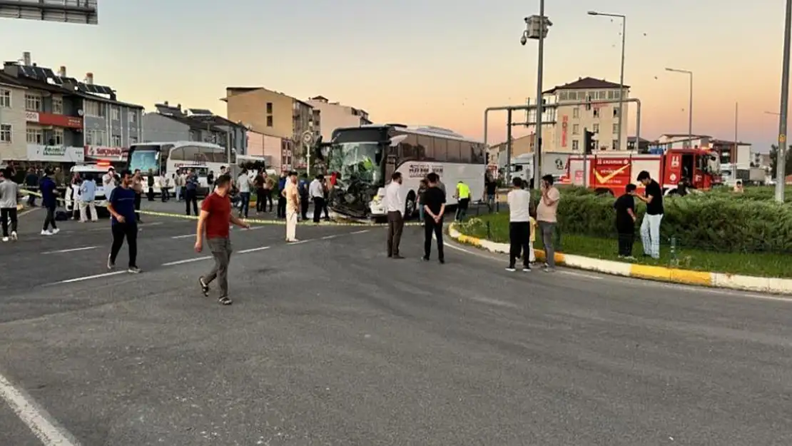 Horasan'da Otobüs ile Traktör Çarpıştı: 8 Kişi Yaralandı