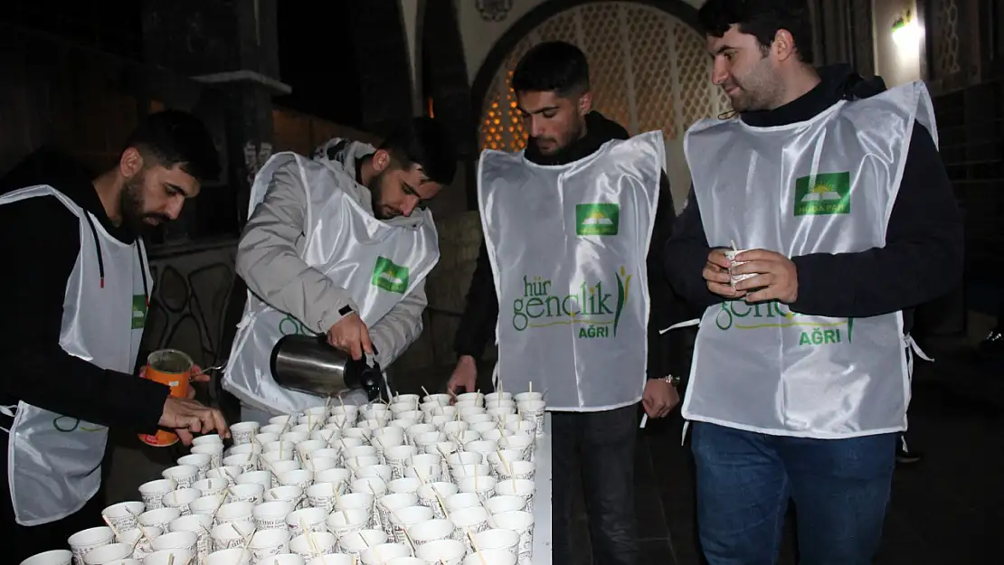 HÜDA PAR Ağrı Gençlik Kolları'ndan ramazana özel salep ikramı