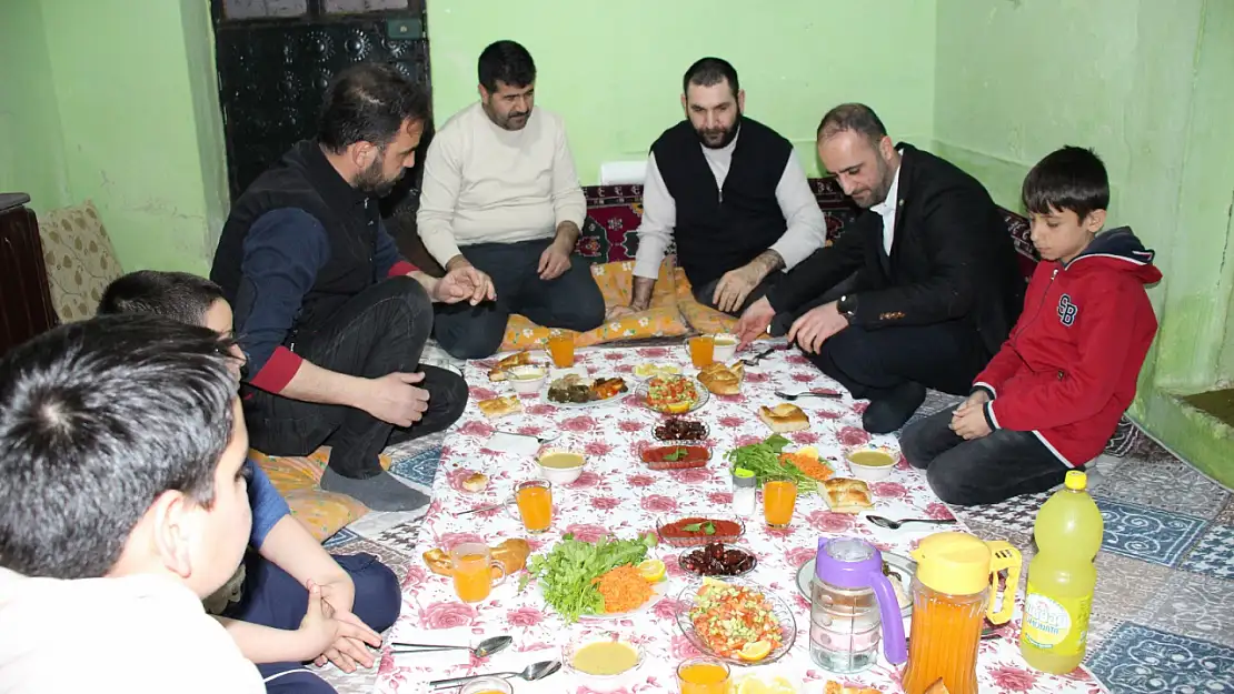 HÜDA PAR İl Başkanı Yılmaz Kaya ailesinin iftar sofrasına konuk oldu