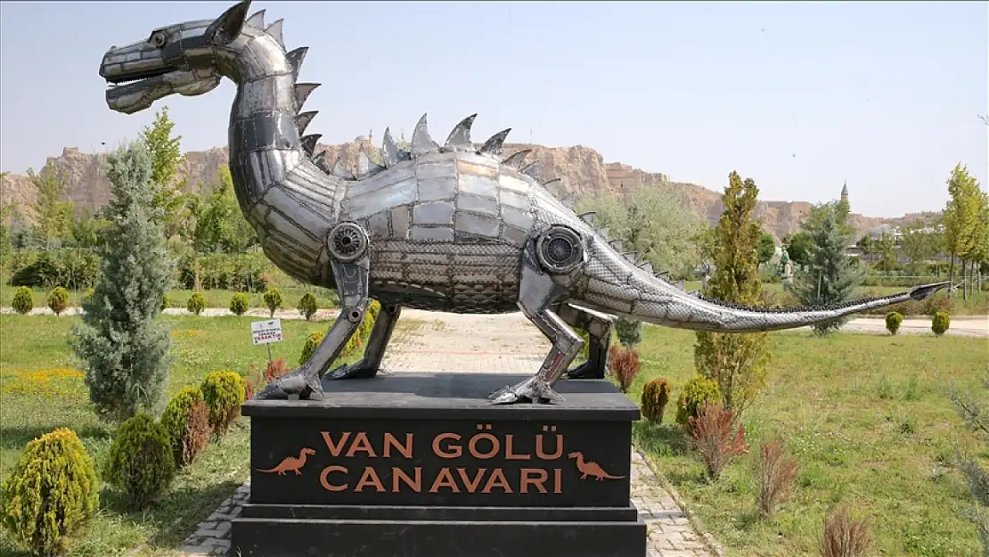 Hurda Demirlerle Yapılan Van Gölü Canavarı Heykeli 350 Bin Liraya Alıcı Buldu