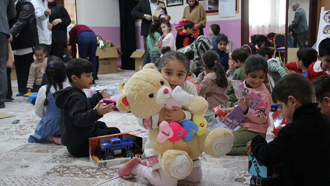 Doğubayazıt'ta Mutluluk Harekatı Projesi çocukların yüzünü güldürdü