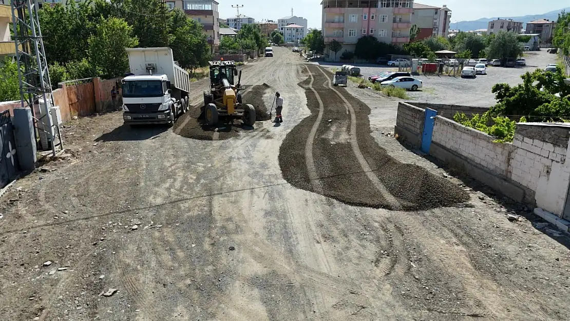 Iğdır Belediyesi'nden Emek Mahallesi'ne 740 metre uzunluğunda zemin güçlendirme çalışması