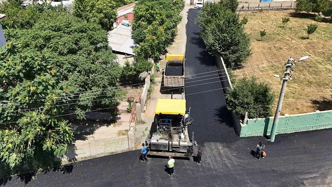 Iğdır Belediyesi, Özgür Mahallesi'nde asfalt serim işlemlerini tamamlayarak altyapıyı güçlendiriyor