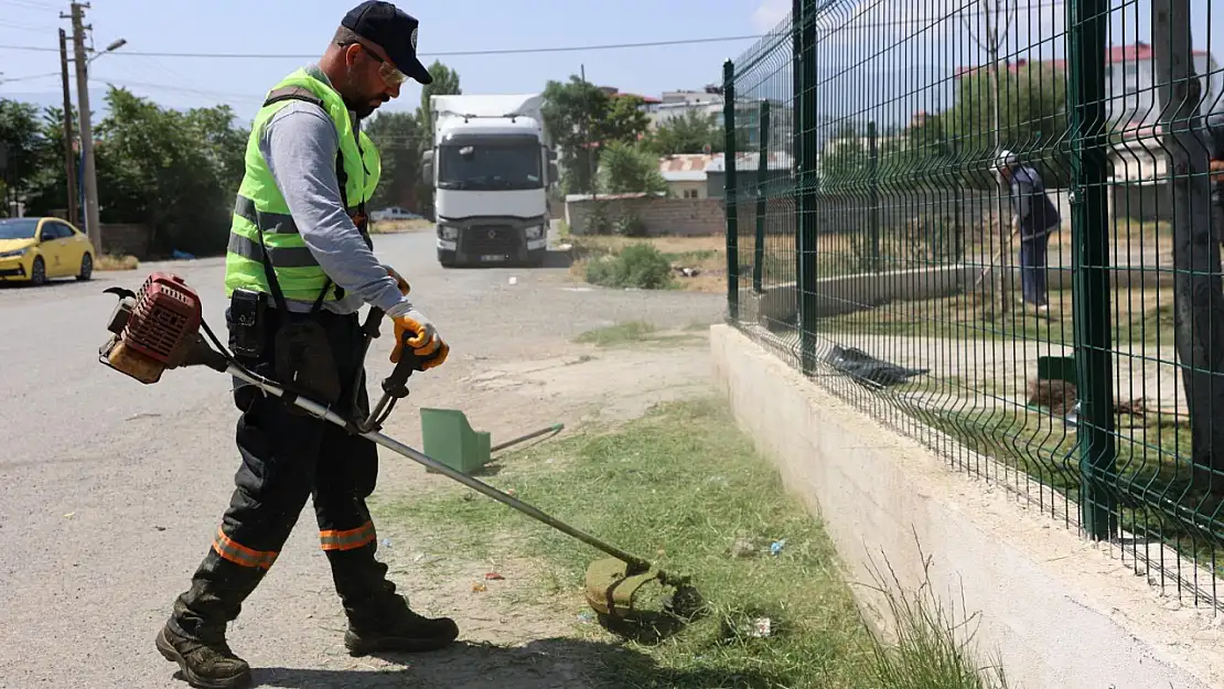 Iğdır Belediyesi Parklarda Bakım ve Temizlik Çalışmalarını Sürdürüyor