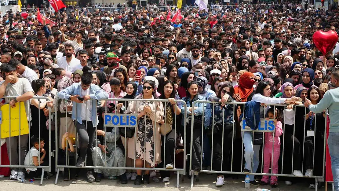 Iğdır'da 1 Mayıs coşkusu: Emekçiler hakları için yürüdü, kültürel etkinlikler ile kutlandı!