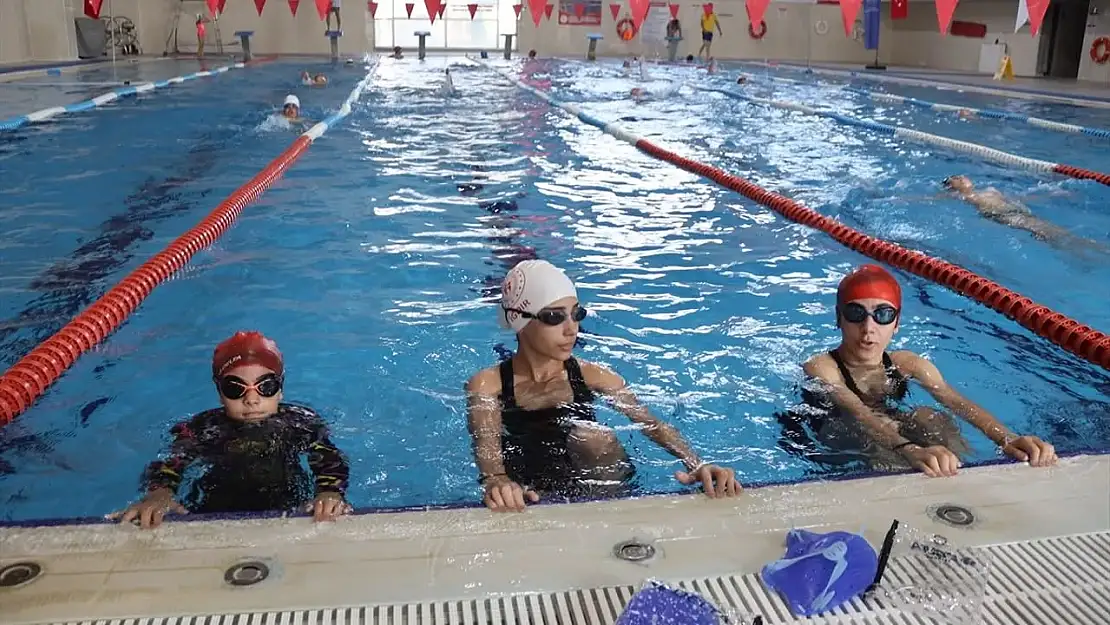 Iğdır'da 30 Bin Kişi 'Yüzme Bilmeyen Kalmasın Projesi' ile Yüzme Öğrendi