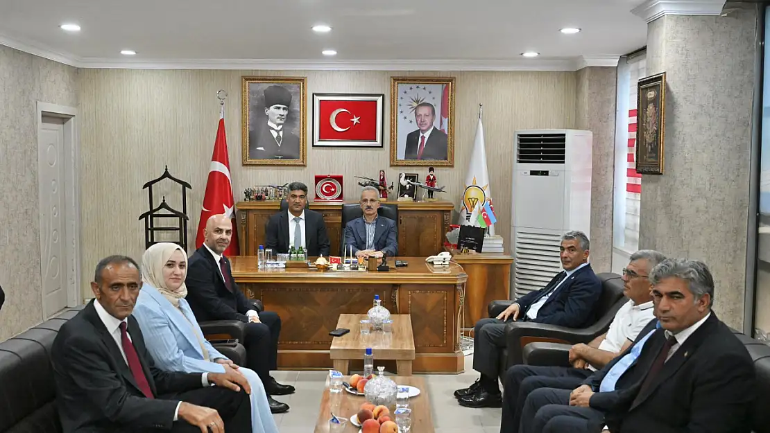 Iğdır'da AK Parti Teşkilatı Toplantısı: Kentin Gelişimi ve Gelecek Üzerine Yenilikçi Yaklaşımlar