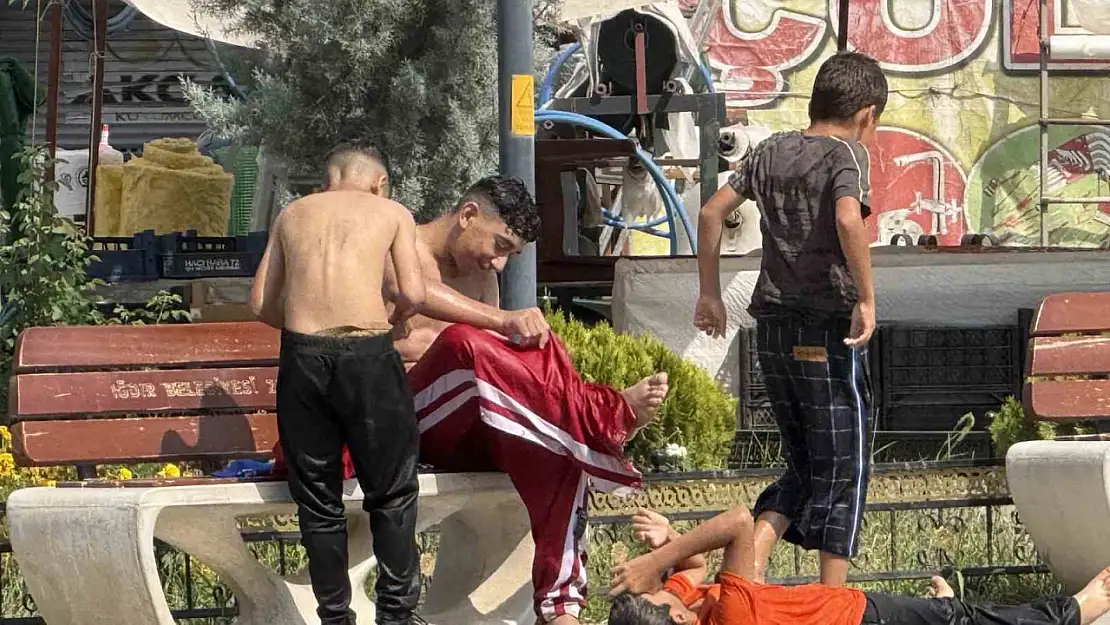 Iğdır'da Aşırı Sıcaklarda Çocuklar Süs Havuzuna Akın Etti