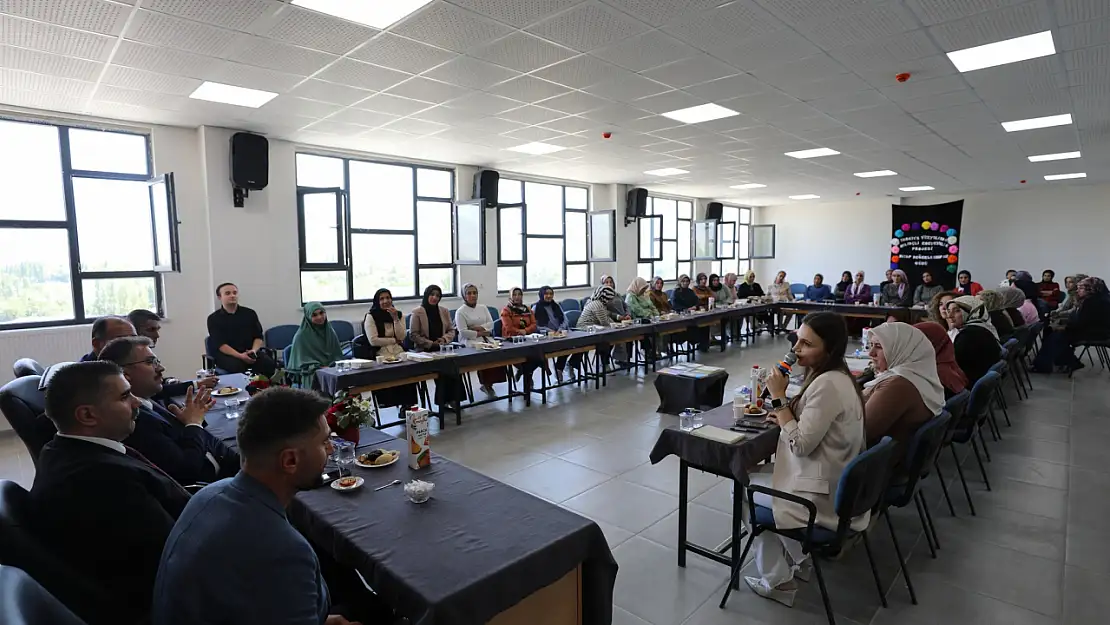 Iğdır'da Bilinçli Ebeveynlik Projesiyle Anneler Kitapla Buluşuyor