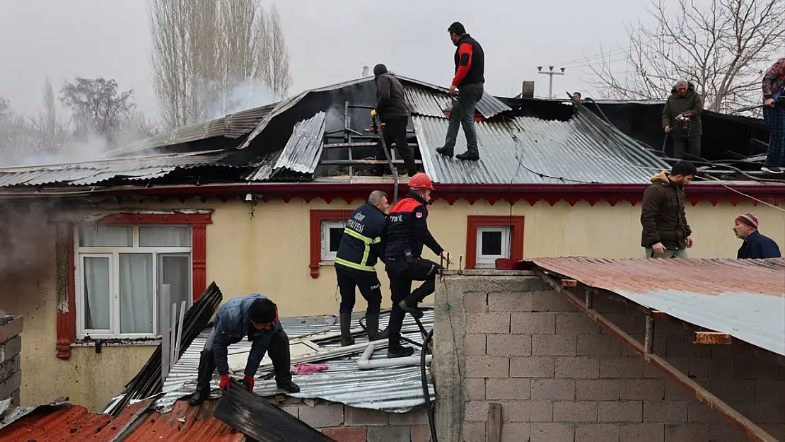 Iğdır'da bir ev ve iki ahır alev alev yandı