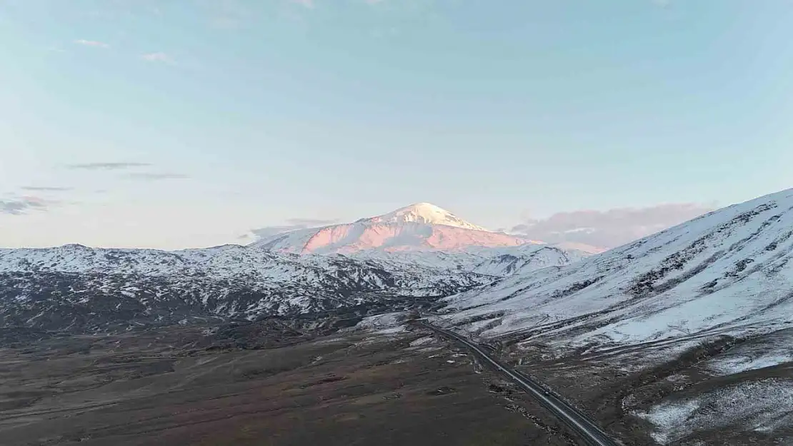 Iğdır'da dağlar kurak kaldı