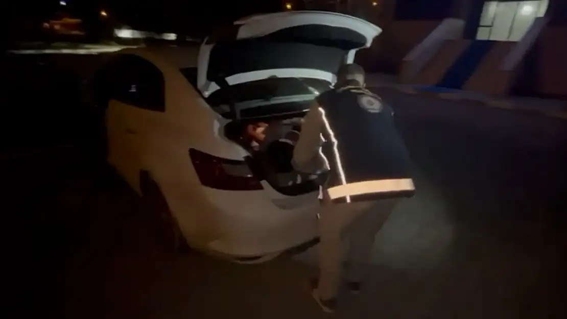 Iğdır'da Göçmen Kaçakçılığına Baskın: Resmi Belgelerle İş Görüşen Kamu Görevlisi Yakalandı