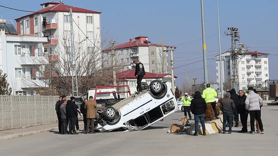 Iğdır'da hafif ticari araç devrildi: 2 yaralı