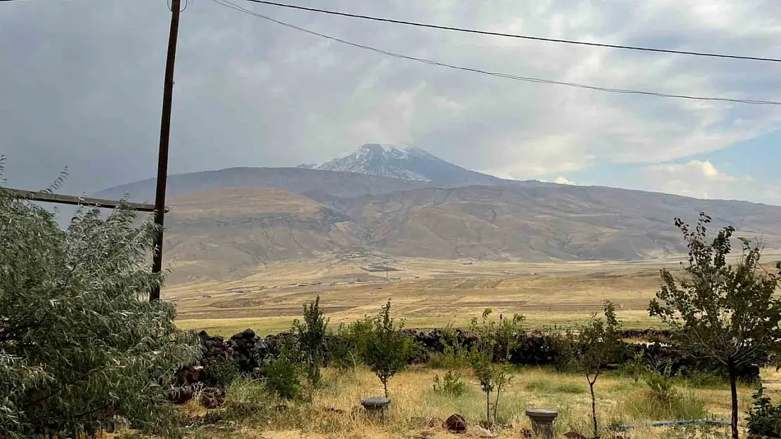 Iğdır'da hava değişti, Ağrı Dağı zirvesi karla kaplandı