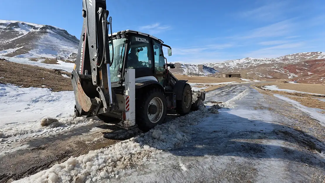 Iğdır'da kar ve tipi nedeniyle kapanan yollar açıldı