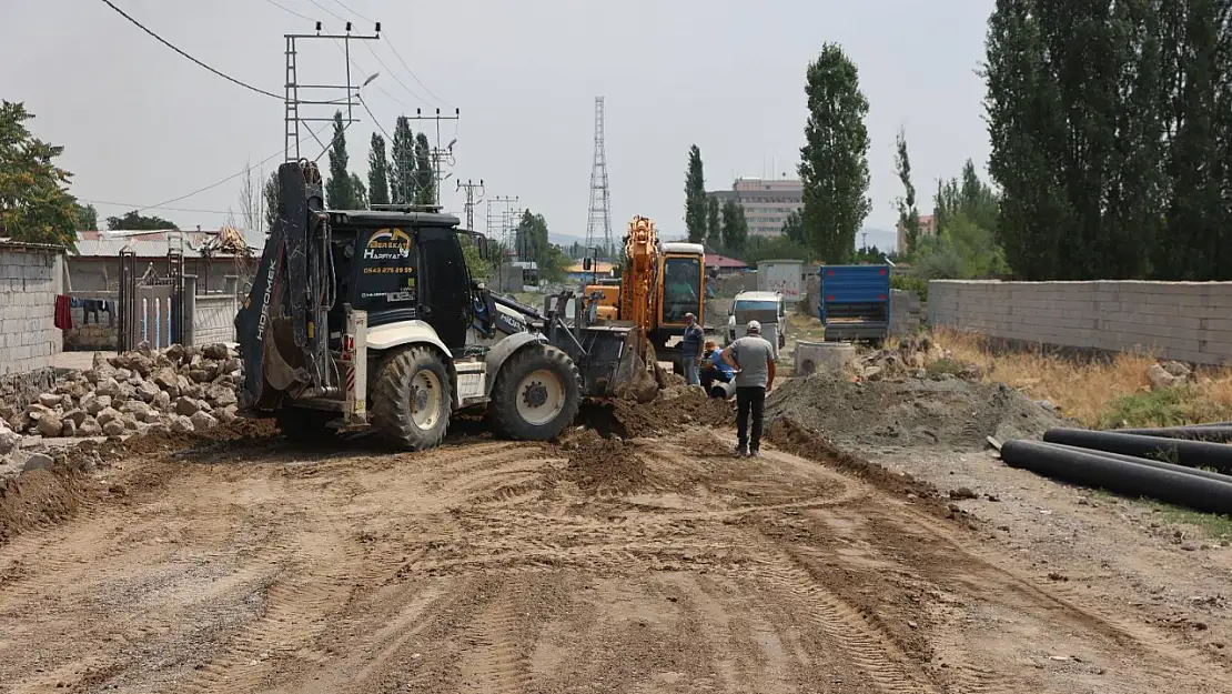 Iğdır'da Karaağaç Mahallesi'nde altyapı çalışmaları hızla devam ediyor