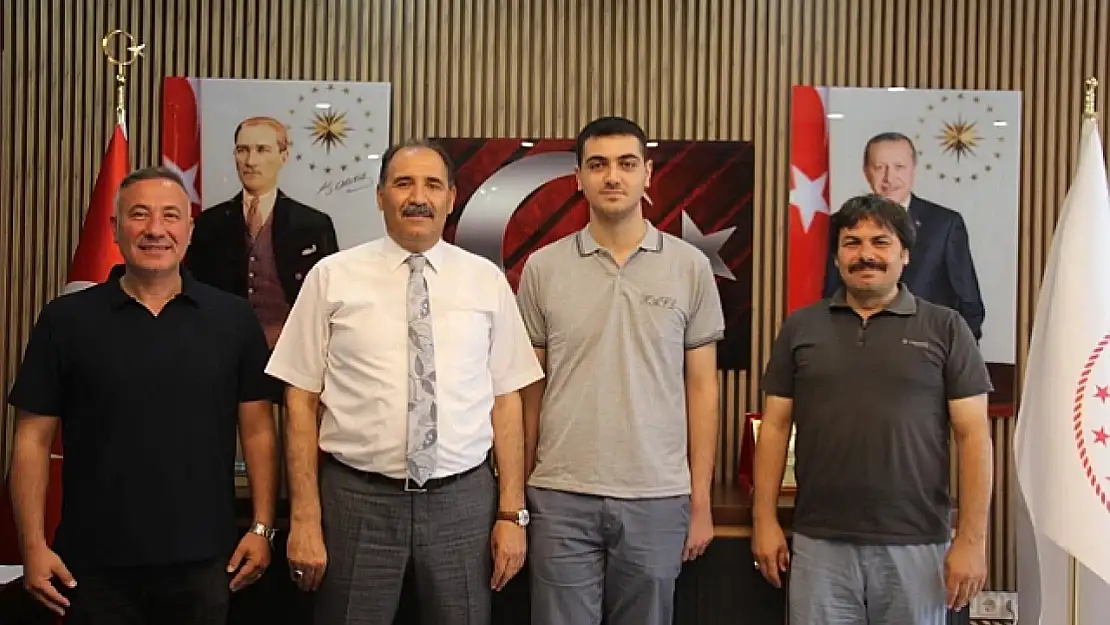 Iğdır'da YKS'de Başarı Gösteren Baturay Akyıldız'a Milli Eğitim Müdürü'nden Teşekkür Ziyareti