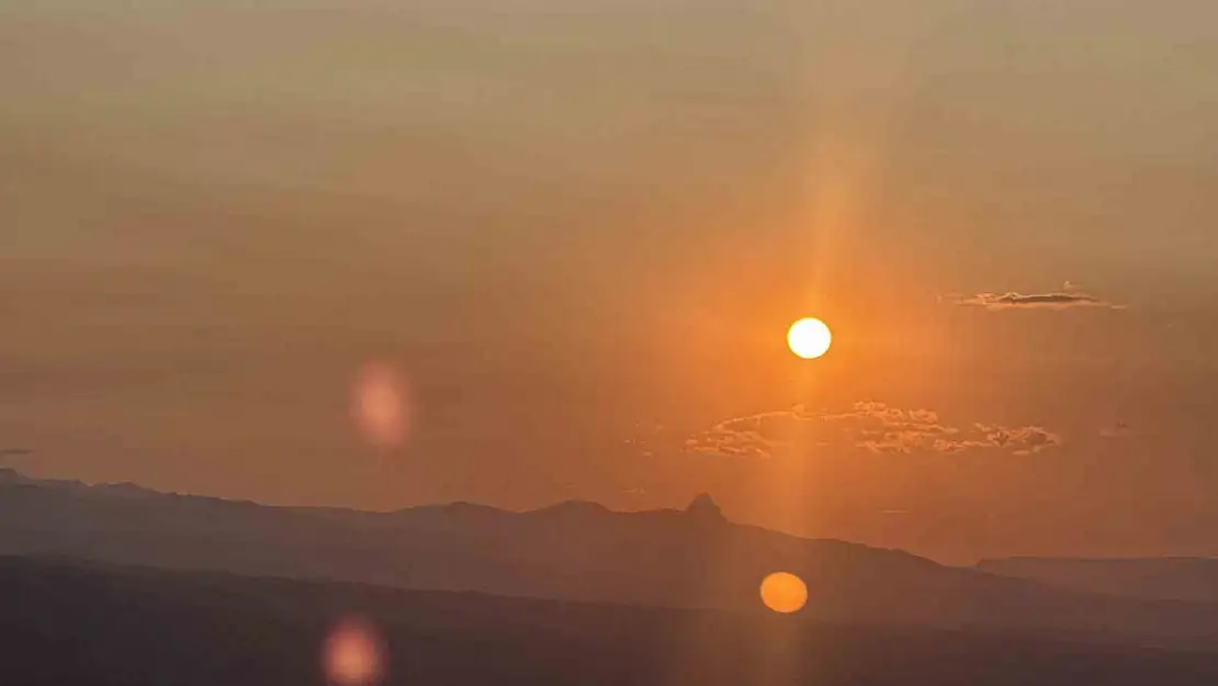 Iğdır'ın Tekelti Dağı'nda Gün Batımı Eşsiz Bir Görsel Şölen Sunuyor