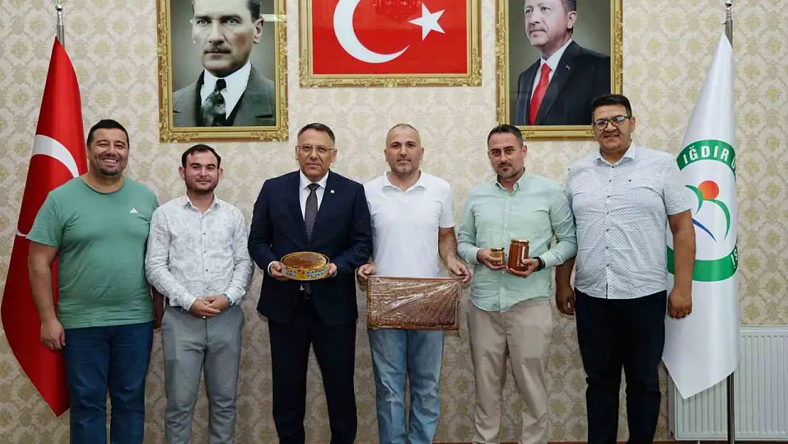 Iğdır Üniversitesi, Ağrı Dağı'nın eteklerinde ürettiği balın ilk hasadını gerçekleştirdi