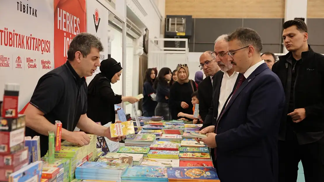 Iğdır Valisi Ercan Turan'dan Iğdır Kitap Fuarı'na Ziyaret