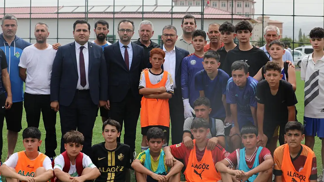 Iğdır Valisi Iğdır'daki futbol sahasında spor faaliyetlerini yerinde inceledi