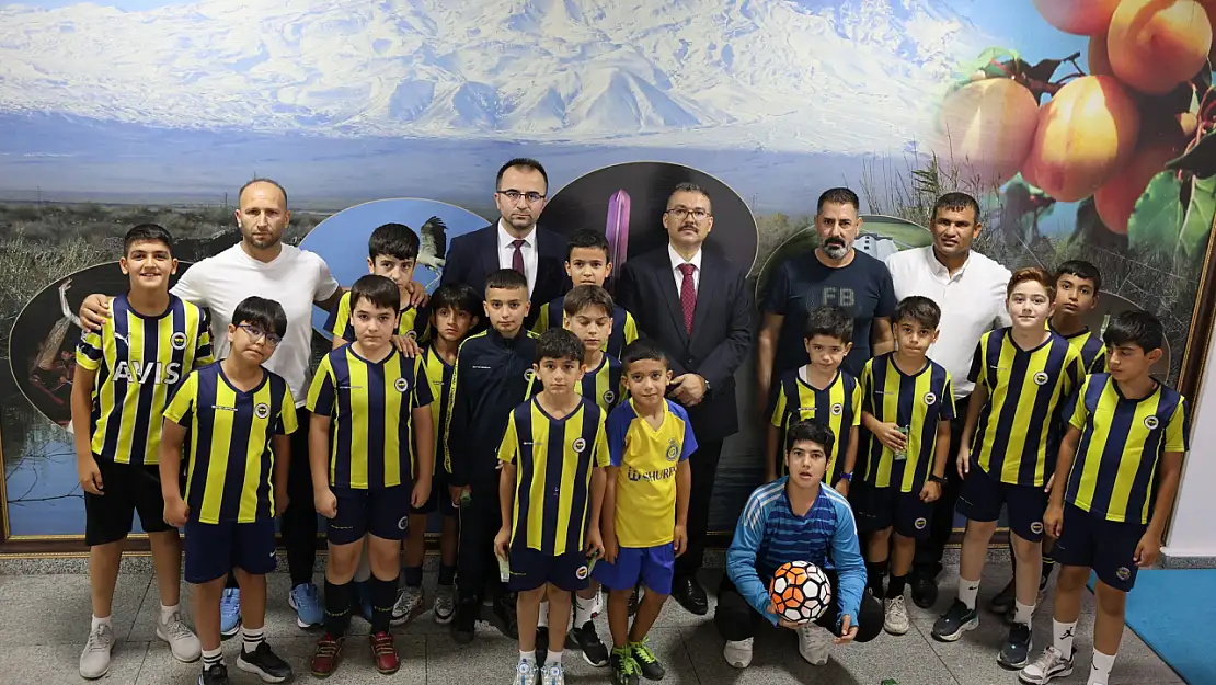 Iğdır Valisi Turan, Fenerbahçe Iğdır Spor Okulu'nun şampiyon sporcularını tebrik etti