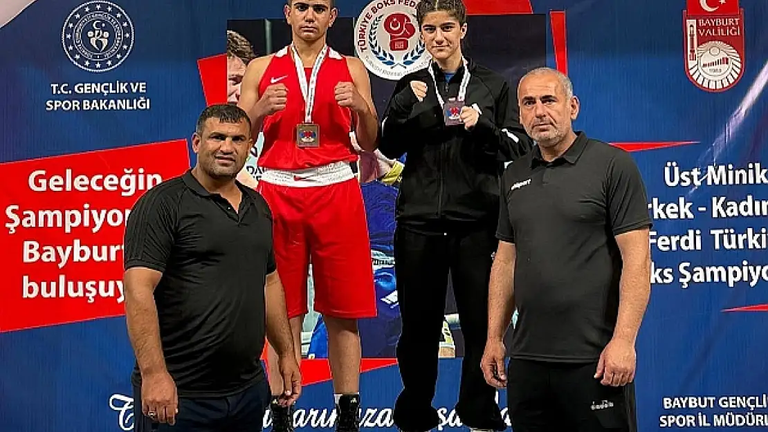 Iğdırlı genç boksörler Bayburt'ta fırtına gibi estiler, Şamil Kaya altın madalya kazandı!