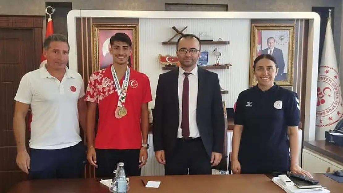 Iğdırlı Milli Sporcu Muhammet Ağgün, İl Müdürü Recai Şahin'i Ziyaret Etti