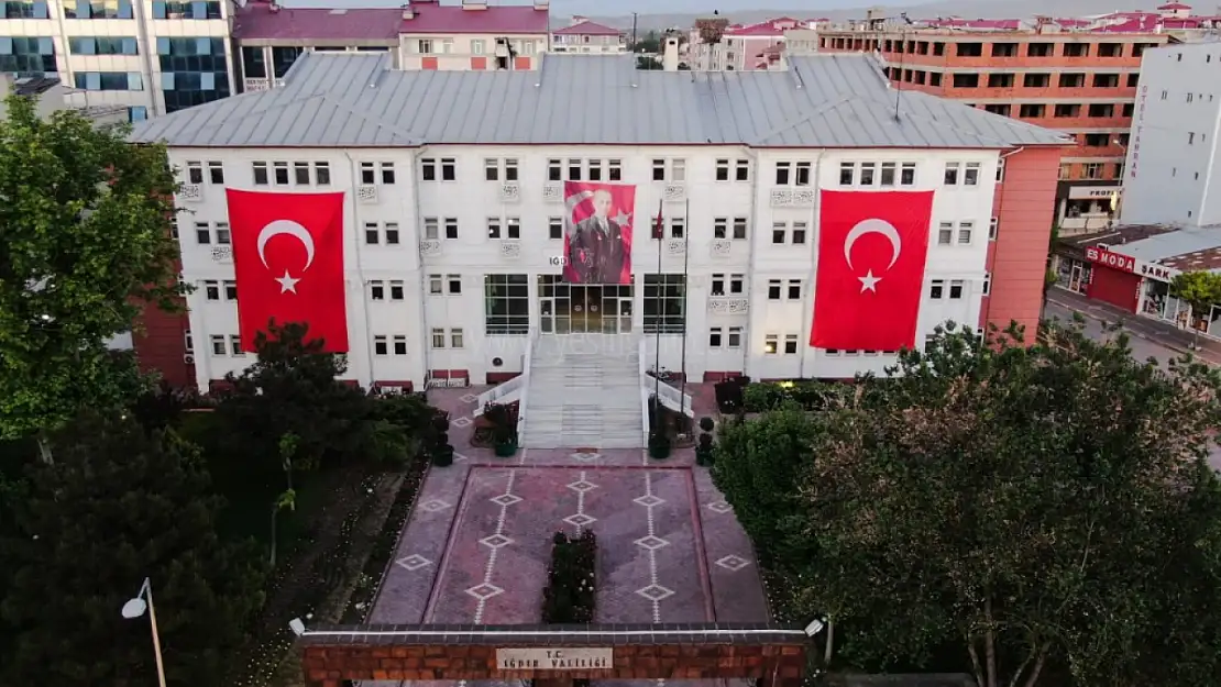 Iğdırlı Yazar Fatma Bacara, Vali Ercan Turan'ı Ziyaret Etti