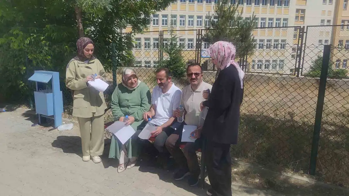 İkiz kardeşler, çocuklarıyla üniversite sınavına girerek eğitimde yaşın önemi olmadığını gösterdi