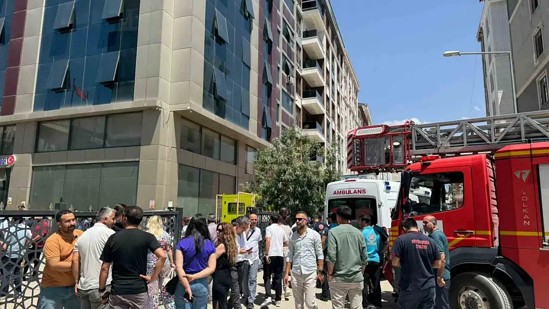 İpekyolu Belediyesi'nde çıkan yangında personel tahliye edildi, itfaiye bölgedeki tedbirini sürdürüyor.