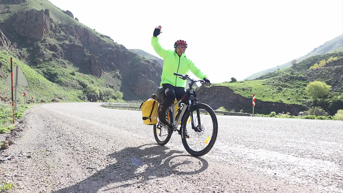 İranlı gezginler Ağrı'nın eteklerinden Karadeniz'in serinliğine pedal çevirdi
