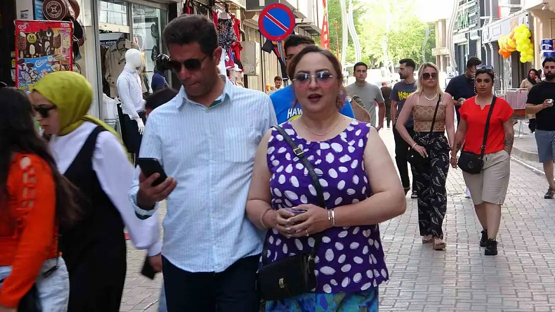 İranlı Turist Akını, Van Esnafını Sevince Boğdu!