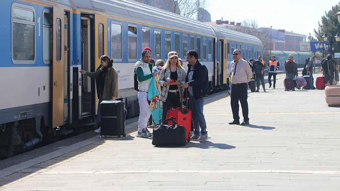 İranlı turistler Nevruz tatili için Tahran-Van trenini tercih etti