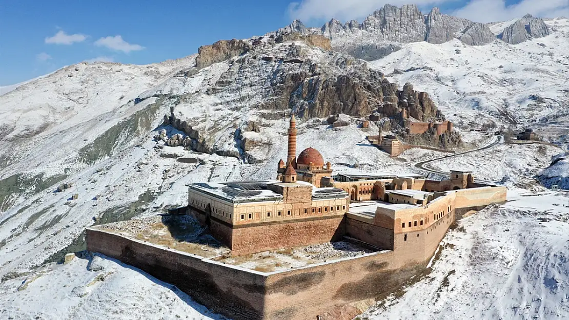 İshak Paşa Sarayı, karla kaplı görkemiyle fotoğrafçıları büyülüyor