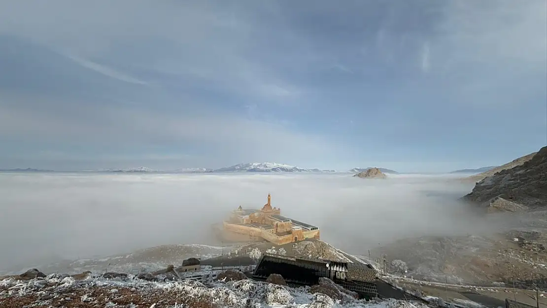 İshak Paşa Sarayı'nda tarih, sisle buluştu