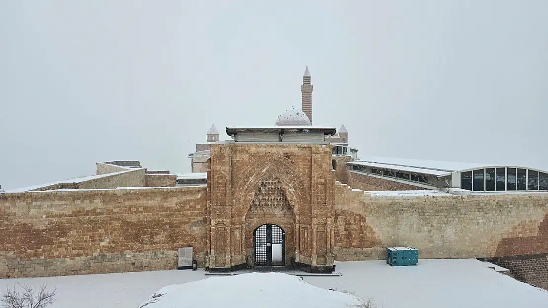 İshak Paşa Sarayı yeniden kar altında