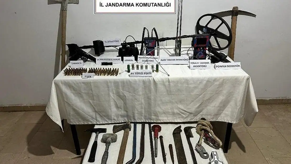 İspir'de kaçak kazı yapan 5 kişi yakalandı, çok sayıda malzeme ele geçirildi