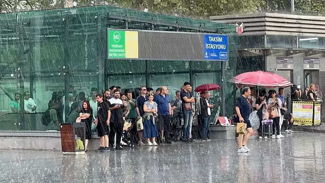 İstanbul'da beklenmedik sağanak yağış etkisini gösterdi, vatandaşlar hazırlıksız yakalandı!