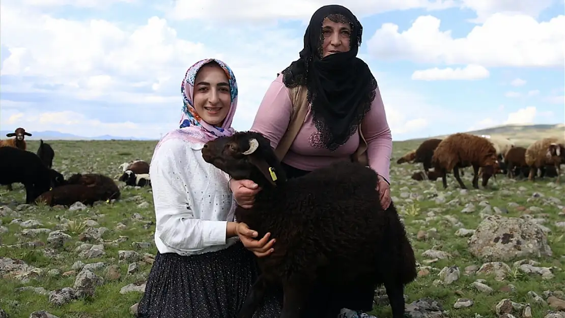 İstanbul'dan Köye Dönüş: Tekstilci Yeşim Baba, Annenin Destek Alarak Hayvancılıkla Geçim Sağlıyor