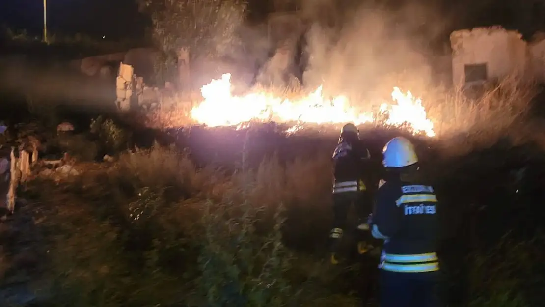İtfaiye Ekipleri Anız Yangınına Hızla Müdahale Etti