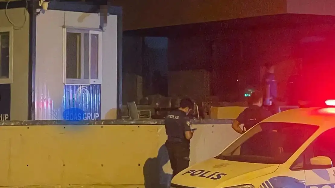 İzmir'de Gizemli Bir Ölüm Olayı: 60 Yaşındaki İşçi Konteynerde Hayatını Kaybetti
