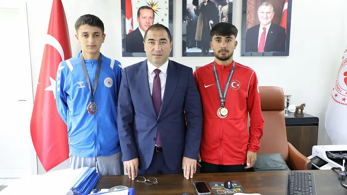 İzmir'den başarıyla dönen gençler, Ağrı'da takdirle karşılandılar