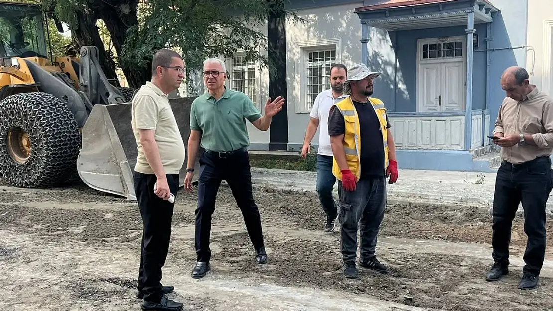 Kağızman'da Ulaşımda Modernizasyon: Şehitlik Caddesi'nde Parke Söküm İşlemleri Başladı