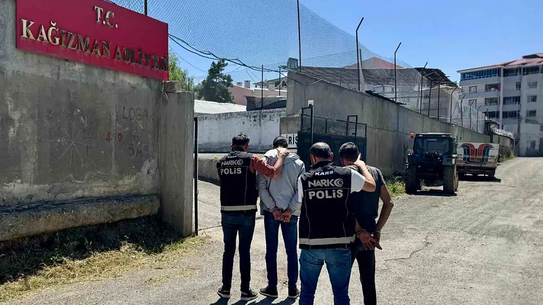 Kağızman'da uyuşturucu ticareti yapan 2 kişi tutuklandı, ele geçirilen uyuşturucular açıklandı.