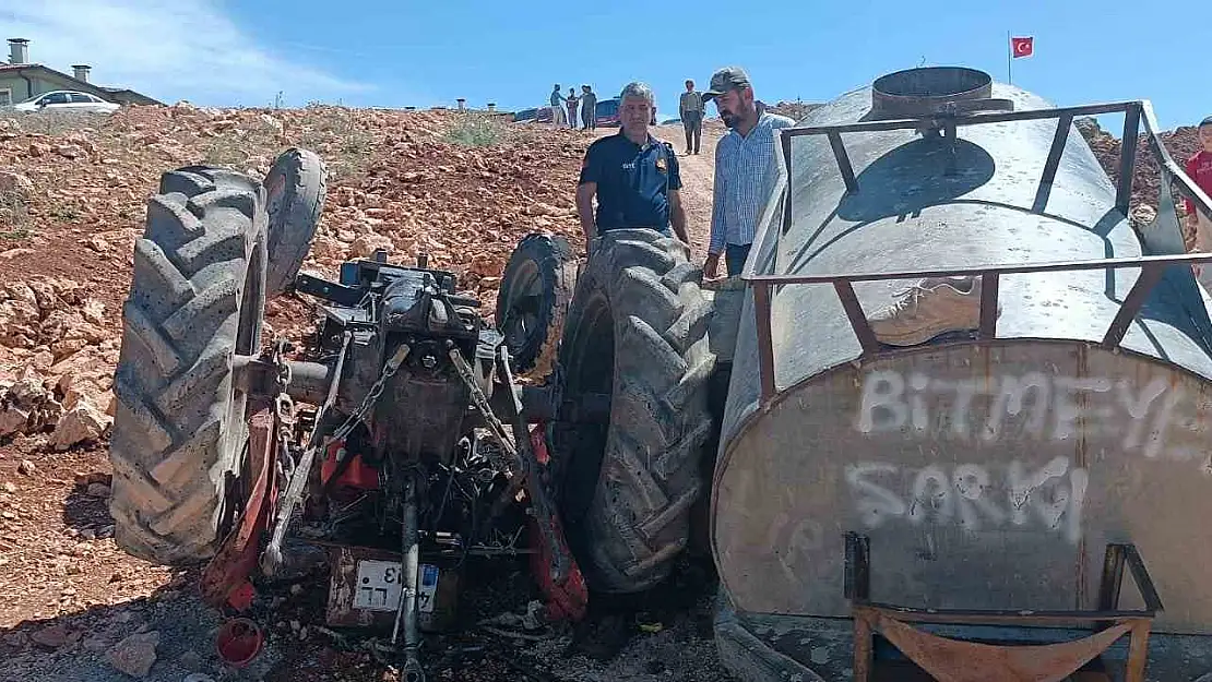 Kahta'da devrilen traktörün altında kalan sürücü ağır yaralandı, hastaneye kaldırıldı