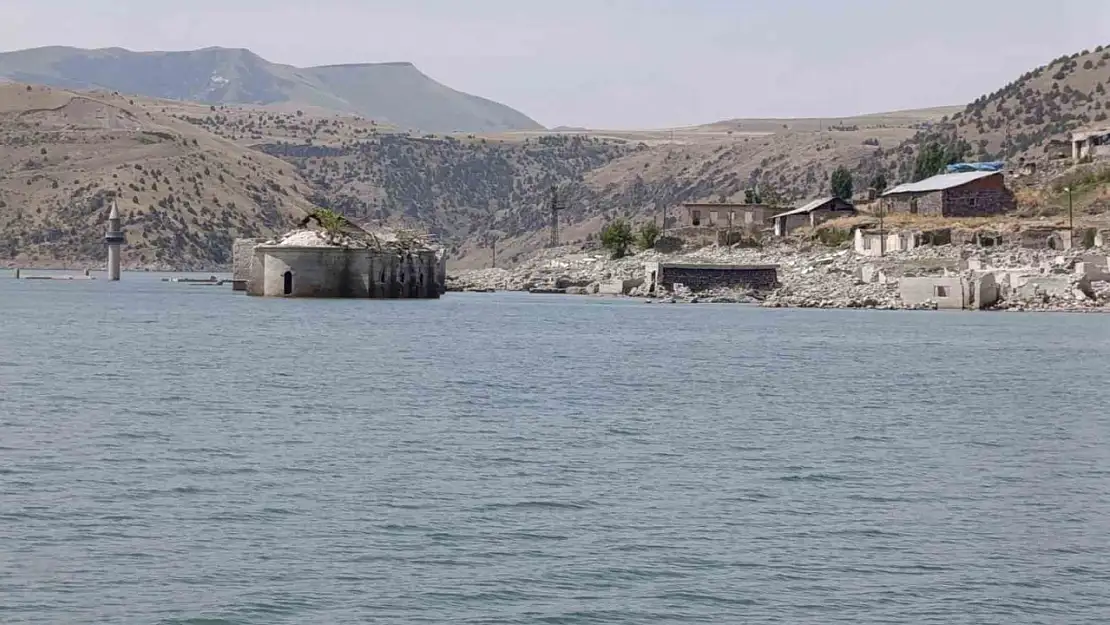 Karakurt Barajı'ndaki Su Seviyesi Düştü, Tarihi Köy Gün Yüzüne Çıktı