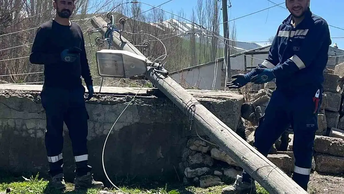 Karayazı'da hortum ve fırtına enerji hatlarını vurdu