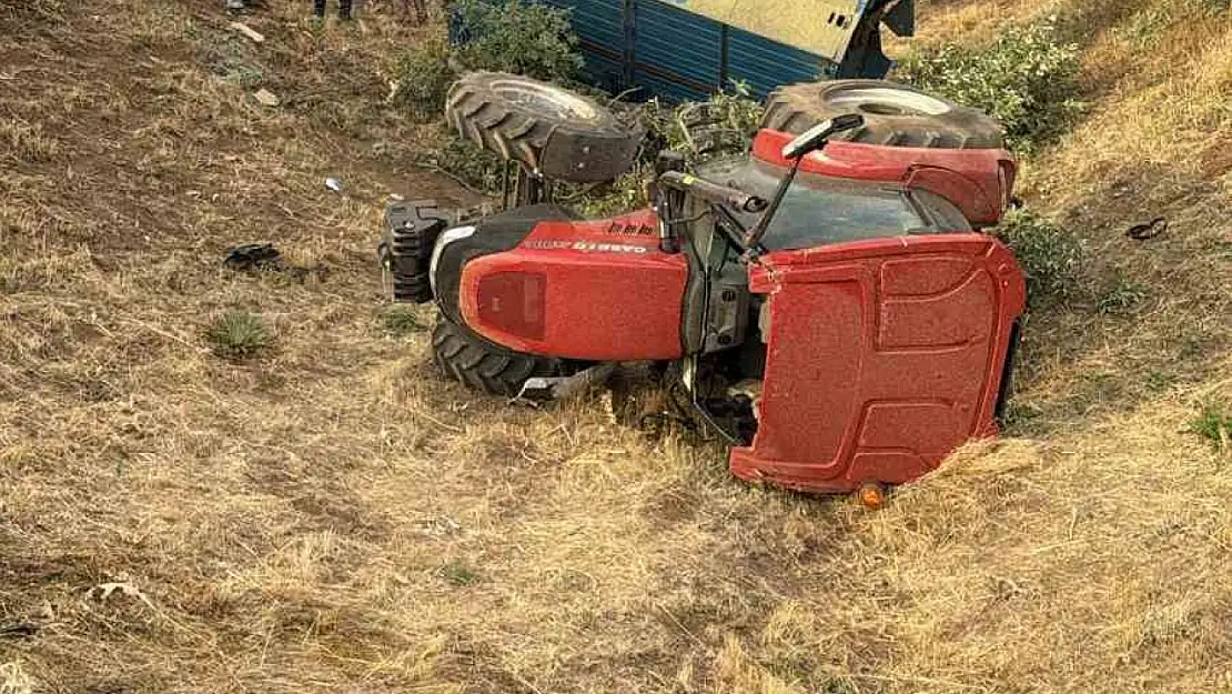 Karayazı'da muhtarın traktörü devrildi: Sürücü hafif yaralı, maddi hasar oluştu