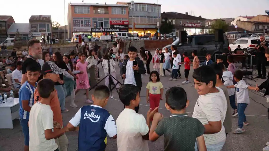 Karayazı'da Sinema Keyfi ve Açık Hava Konserleriyle Renkli Bir Etkinlik Düzenlendi!